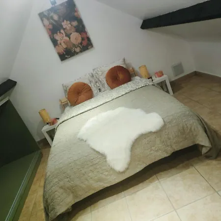 Holiday home L De L Entre Potes-boho Chic *